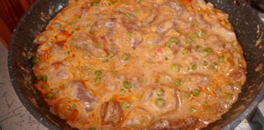 Токань с мясом и зелёным горошком