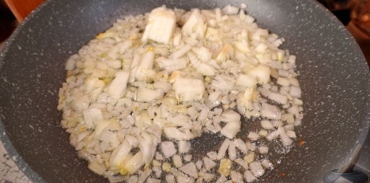 Токань с мясом и зелёным горошком