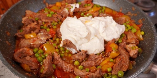 Токань с мясом и зелёным горошком
