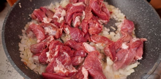 Токань с мясом и зелёным горошком
