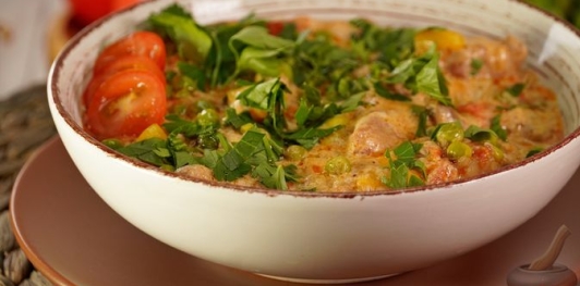 Токань с мясом и зелёным горошком