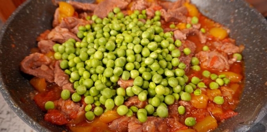 Токань с мясом и зелёным горошком
