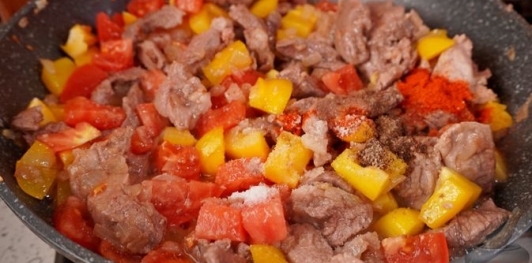 Токань с мясом и зелёным горошком