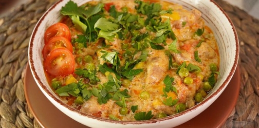 Токань с мясом и зелёным горошком