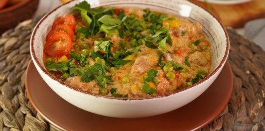 Токань с мясом и зелёным горошком