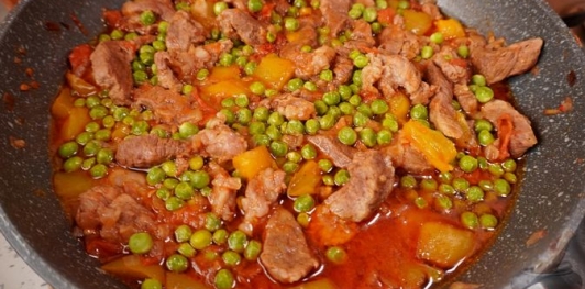 Токань с мясом и зелёным горошком