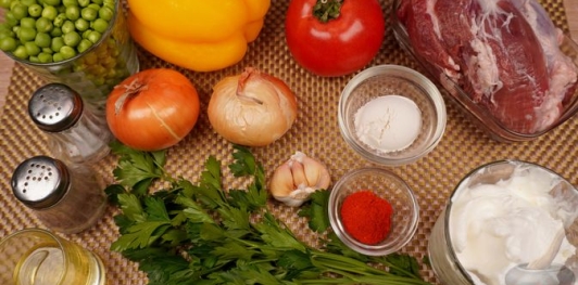 Токань с мясом и зелёным горошком