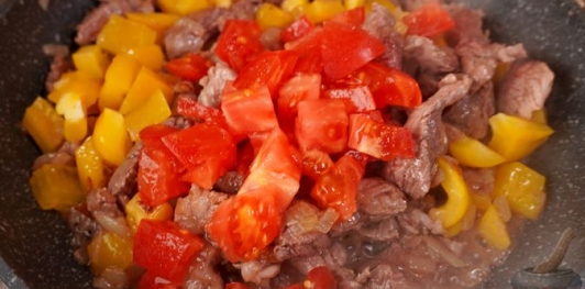 Токань с мясом и зелёным горошком