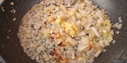 Токань с мясом и зелёным горошком
