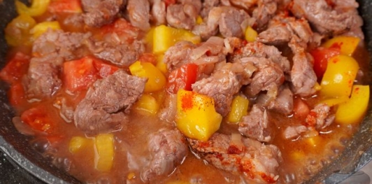 Токань с мясом и зелёным горошком
