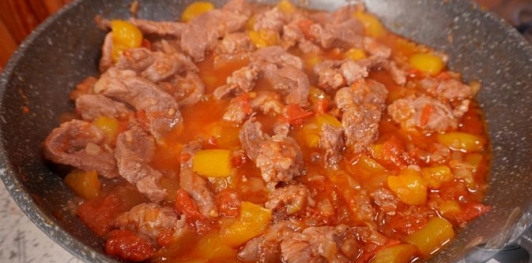Токань с мясом и зелёным горошком
