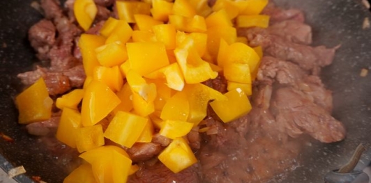 Токань с мясом и зелёным горошком