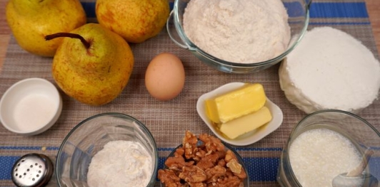 Творожные пирожки с грушами и грецкими орехами (в духовке)
