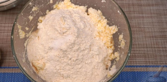 Творожные пирожки с грушами и грецкими орехами (в духовке)