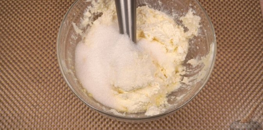 Творожный пирог с персиками, на молоке