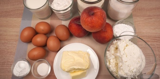 Творожный пирог с персиками, на молоке