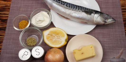 Запечённая скумбрия, фаршированная сыром (в пергаменте)