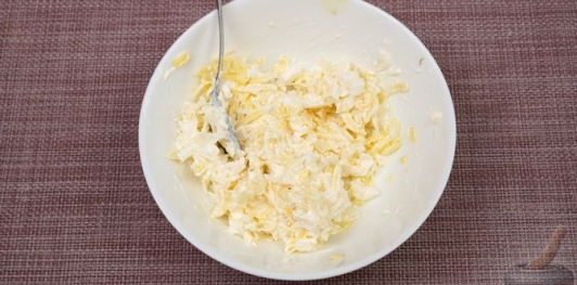 Запечённая скумбрия, фаршированная сыром (в пергаменте)