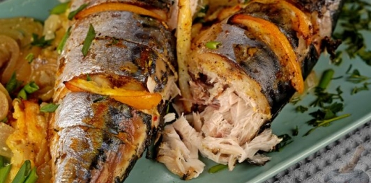 Запечённая скумбрия, фаршированная сыром (в пергаменте)