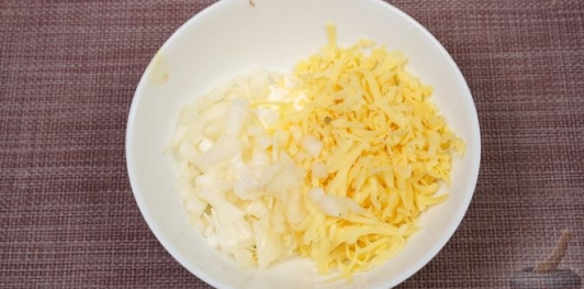 Запечённая скумбрия, фаршированная сыром (в пергаменте)