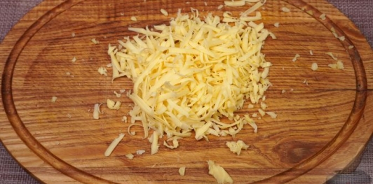 Запечённая скумбрия, фаршированная сыром (в пергаменте)