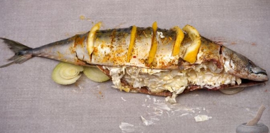 Запечённая скумбрия, фаршированная сыром (в пергаменте)
