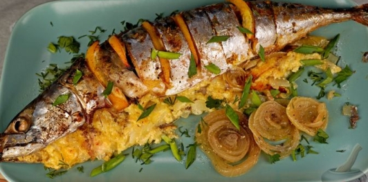 Запечённая скумбрия, фаршированная сыром (в пергаменте)