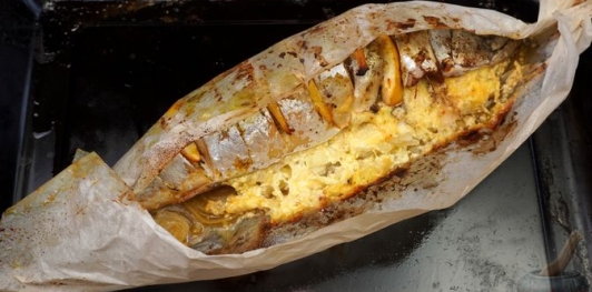 Запечённая скумбрия, фаршированная сыром (в пергаменте)