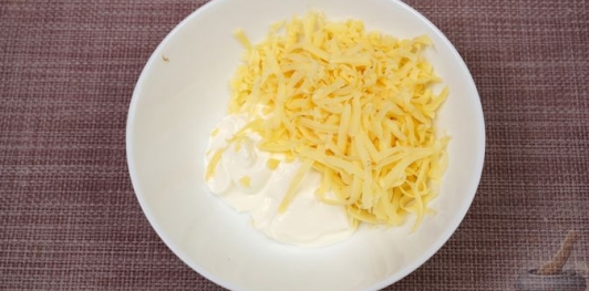 Запечённая скумбрия, фаршированная сыром (в пергаменте)