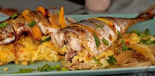 Запечённая скумбрия, фаршированная сыром (в пергаменте)