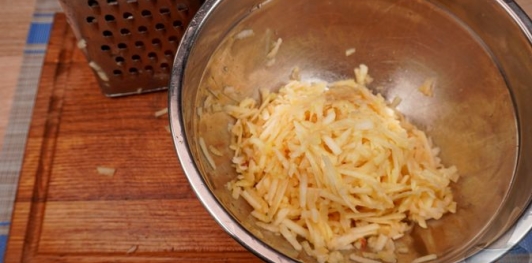 Запечённые куриные рулетики с яблоками и сыром