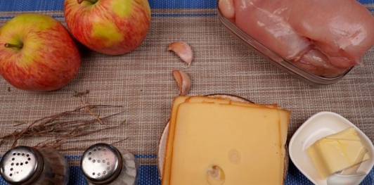 Запечённые куриные рулетики с яблоками и сыром