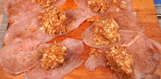 Запечённые куриные рулетики с яблоками и сыром