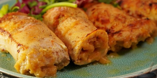Запечённые куриные рулетики с яблоками и сыром