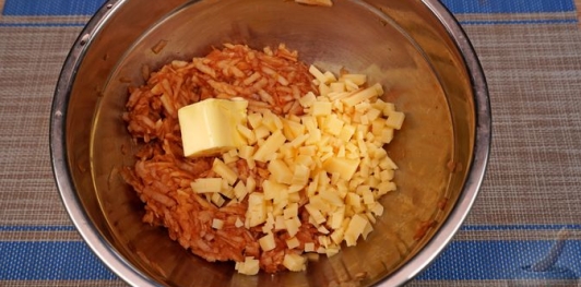 Запечённые куриные рулетики с яблоками и сыром