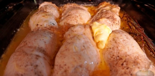 Запечённые куриные рулетики с яблоками и сыром