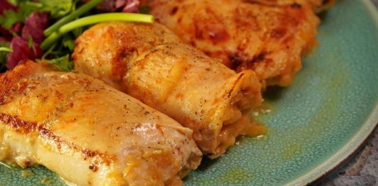 Запечённые куриные рулетики с яблоками и сыром