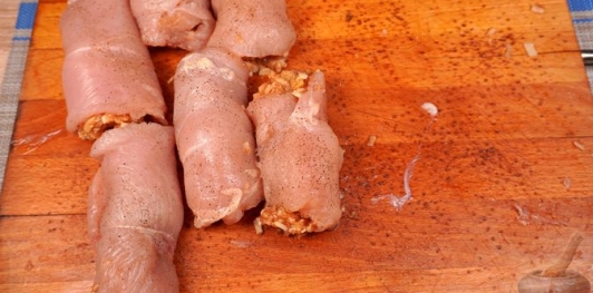 Запечённые куриные рулетики с яблоками и сыром
