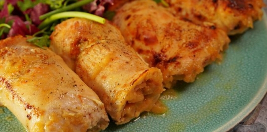 Запечённые куриные рулетики с яблоками и сыром