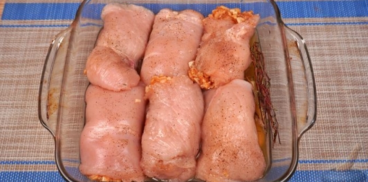 Запечённые куриные рулетики с яблоками и сыром