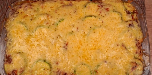 Запеканка из кабачков с помидорами и жареным луком