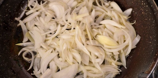 Запеканка из кабачков с помидорами и жареным луком