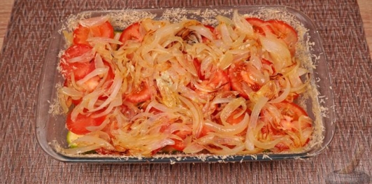 Запеканка из кабачков с помидорами и жареным луком