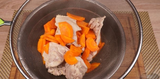 Запеканка из курицы, моркови и сыра