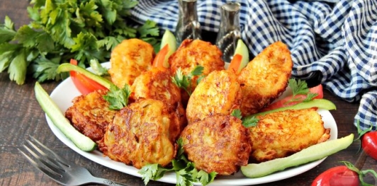 Жареная рыба в кляре на кефире с кабачком, картофелем и сыром