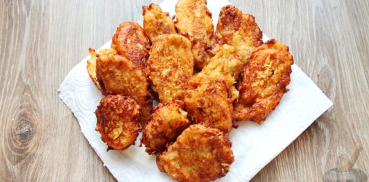 Жареная рыба в кляре на кефире с кабачком, картофелем и сыром