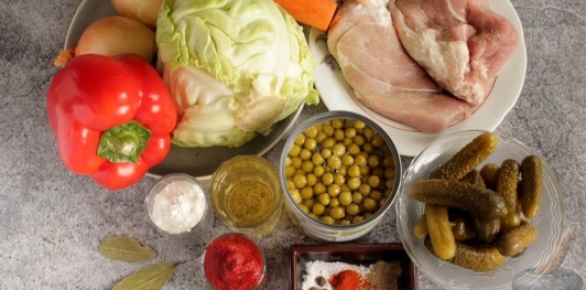 Жаркое из свинины с капустой, сладким перцем, маринованными огурцами и зелёным горошком
