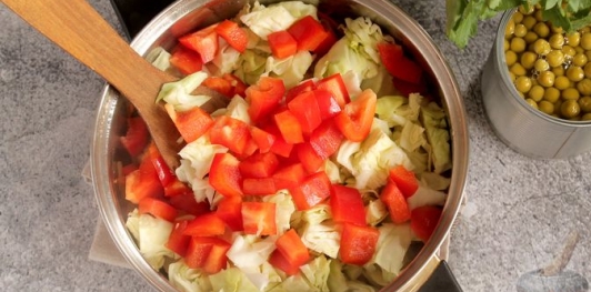 Жаркое из свинины с капустой, сладким перцем, маринованными огурцами и зелёным горошком