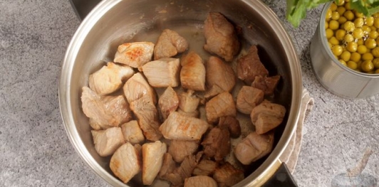 Жаркое из свинины с капустой, сладким перцем, маринованными огурцами и зелёным горошком