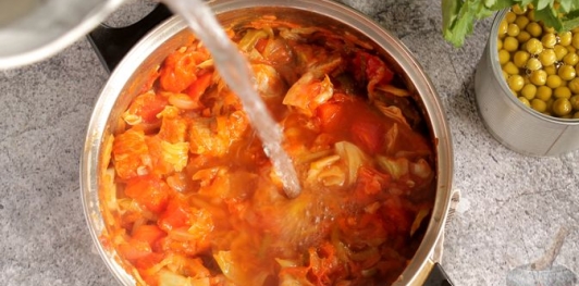 Жаркое из свинины с капустой, сладким перцем, маринованными огурцами и зелёным горошком